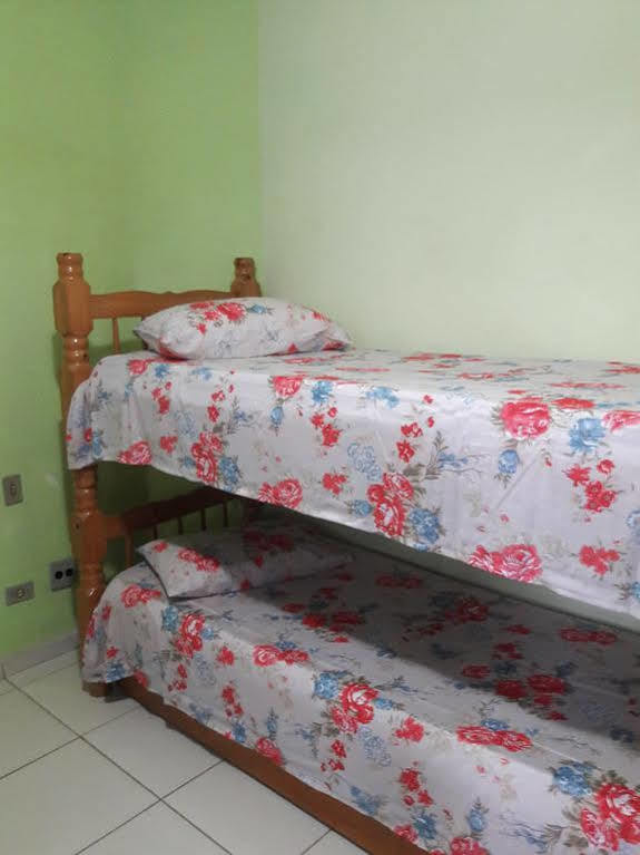 Apartamento Praia Da Enseada Гуаружа Екстериор снимка